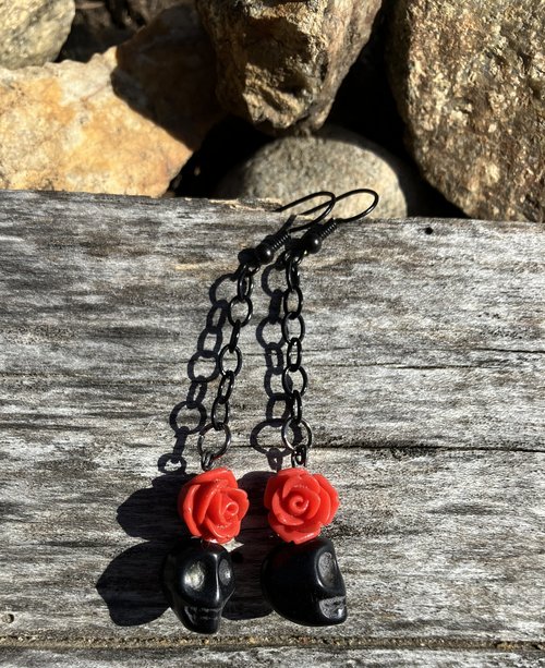 Día de los Muertos  Black Skulls black chain and red roses fish hook earrings